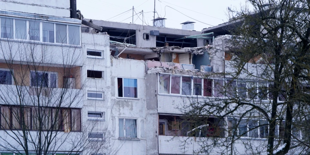  В результате взрыва частично обрушились четвертый и пятый этажи здания, а также кровля.