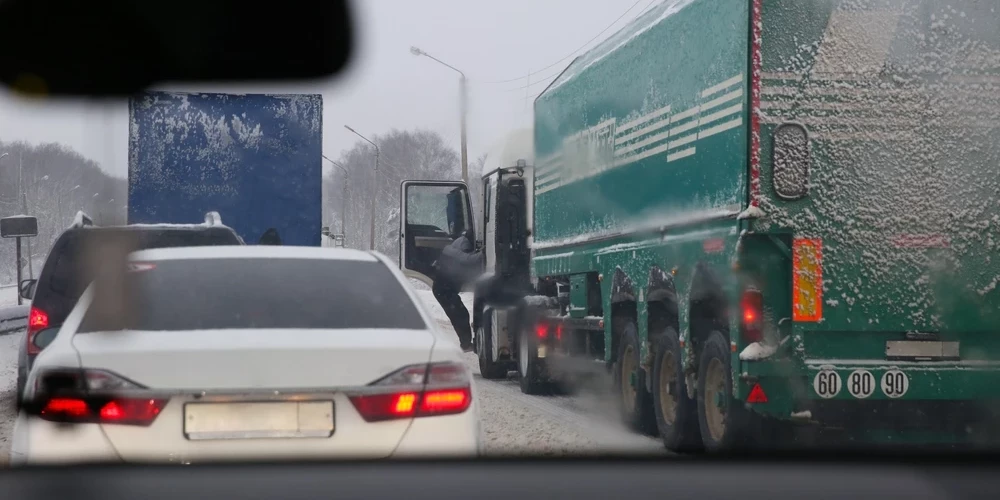 Kravas un vieglā auto sadursmes dēļ bloķēta satiksme uz ceļa Rēzekne-Gulbene.