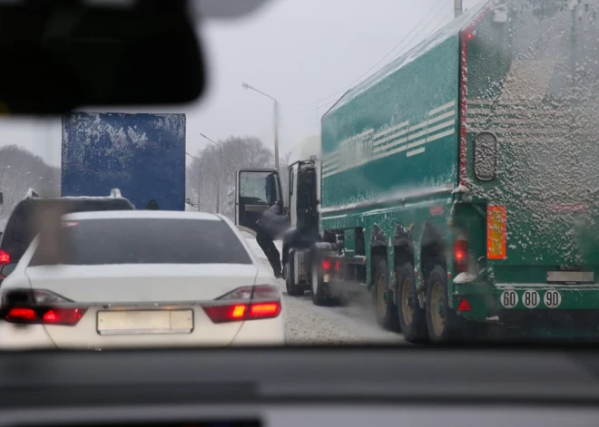 Smaga avārija pie Rugājiem: kravas un vieglā auto sadursmes dēļ bloķēta satiksme uz ceļa Rēzekne-Gulbene