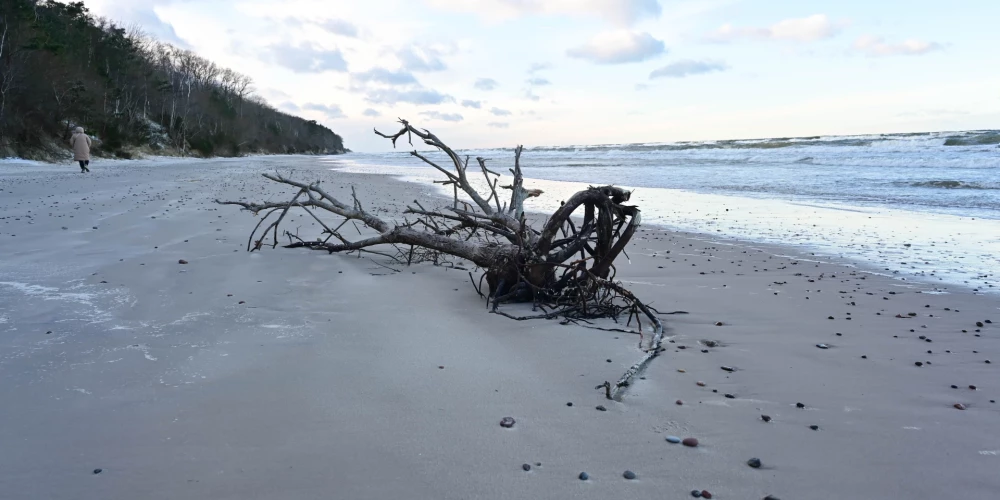 Policija neizslēdz sakaru kabeļa bojājuma rašanos laikapstākļu ietekmē.