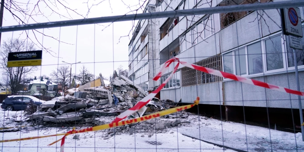 Daudzdzīvokļu ēka Bauskas ielā 15, kurā 2.janvārī notika gāzes sprādziens, kura dēļ daļēji sagruvis jumts un daļa piektā stāva.