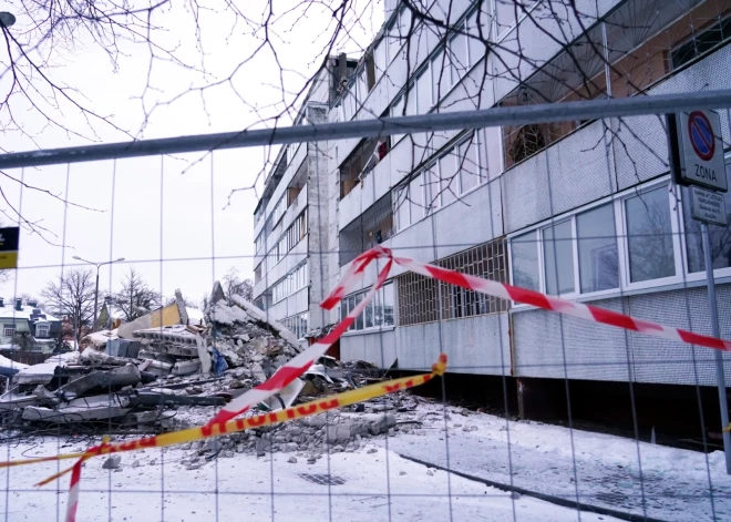 Daudzdzīvokļu ēka Bauskas ielā 15, kurā 2.janvārī notika gāzes sprādziens, kura dēļ daļēji sagruvis jumts un daļa piektā stāva.