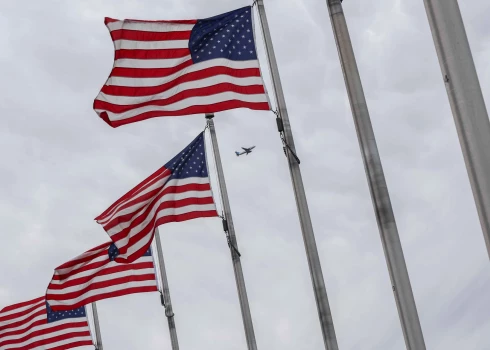 ASV paplašina valstu sarakstu, kuru pilsoņiem jāmaksā tūkstošiem dolāru par vīzas pieteikumu.