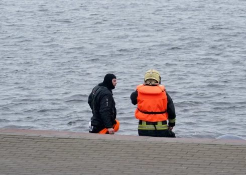 Daugavpilī glābēji no upes izcēluši bojāgājušu cilvēku. 