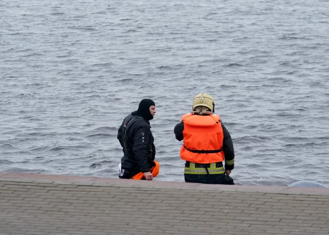 Daugavpilī glābēji no upes izcēluši bojāgājušu cilvēku