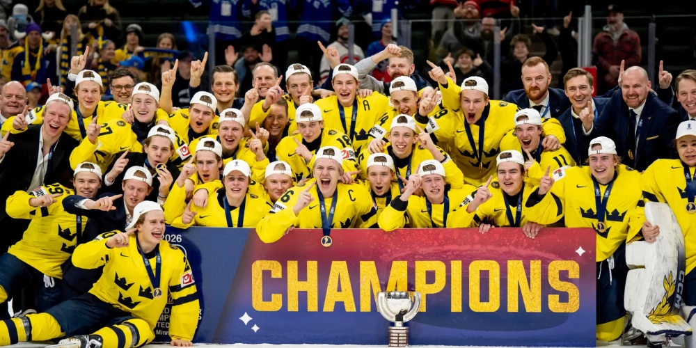 Zviedru junioru līksmo par izcīnīto zeltu. 