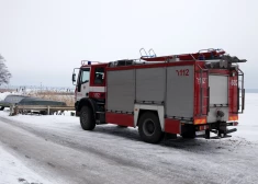 Два рыбака провалились под лед на озере в Алуксне: одного спасли, второй погиб
