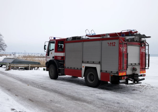 Два рыбака провалились под лед на озере в Алуксне: одного спасли, второй погиб