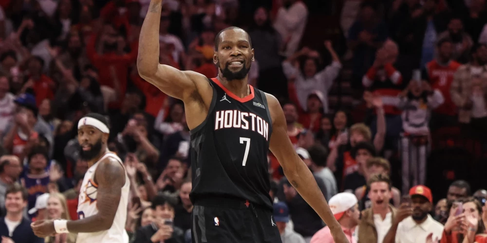 Kevins Durants priecājas par sasniegumu.