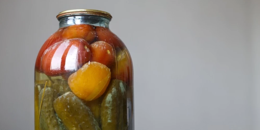 Bieži vien domājam - nekas, ka konservējumi appelējuši, noņems pelējumu, un var taču ēst. Tomēr ar šo riskēt ir bīstami, jo bojātas pārtikas ēšana bruģē ceļu uz vēzi.