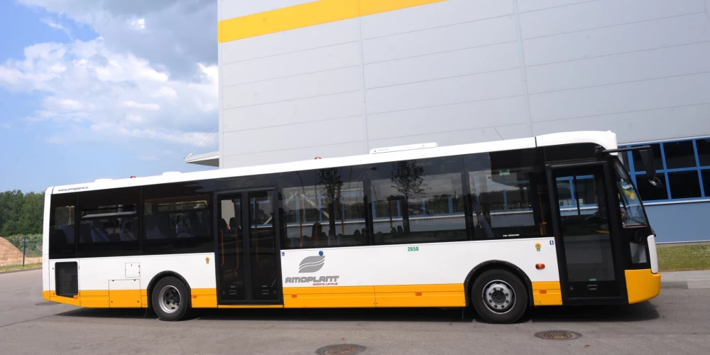 В 2026 году финансирование дотируемых региональных автобусных перевозок запланировано в размере 52,899 млн евро, однако объем компенсируемых убытков, рассчитанных по договорам на оказание услуг общественного транспорта, существенно его превышает. 