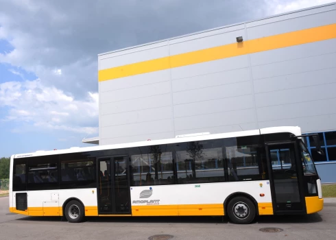 В 2026 году финансирование дотируемых региональных автобусных перевозок запланировано в размере 52,899 млн евро, однако объем компенсируемых убытков, рассчитанных по договорам на оказание услуг общественного транспорта, существенно его превышает. 