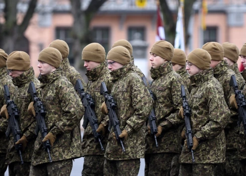 Jaunieši aicināti pieteikties jūlija valsts aizsardzības dienesta iesaukumam Ādažos, Lielvārdē, Alūksnē, Lūznavā un Skrundā. 