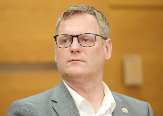 "Neredzēju tur nekādus “dzīvniekus”!" Rīgas mērs apsekojis numuriņus, kuros izmitināti Bauskas ielas ēkas iedzīvotāji