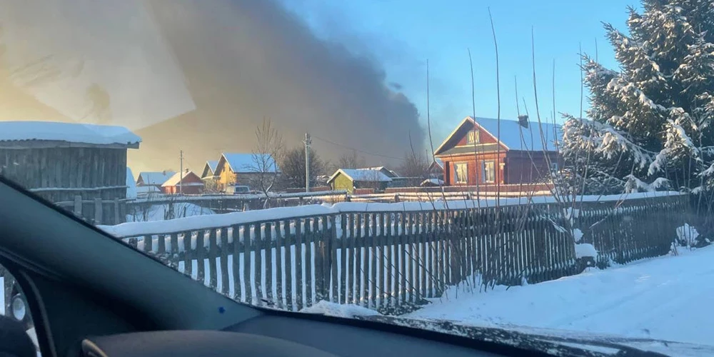 Nejas iedzīvotāji fiksē dūmus, kas paceļas virs militārā objekta, kur atrodas Krievijas Aizsardzības ministrijas GRAU 100. arsenāls.