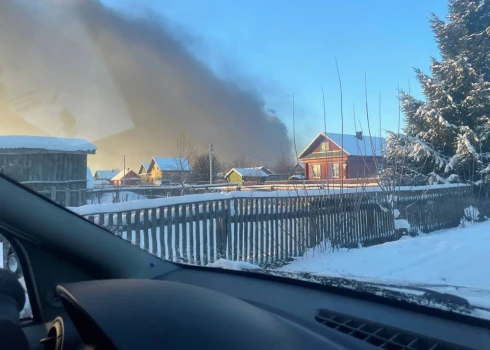 Nejas iedzīvotāji fiksē dūmus, kas paceļas virs militārā objekta, kur atrodas Krievijas Aizsardzības ministrijas GRAU 100. arsenāls.