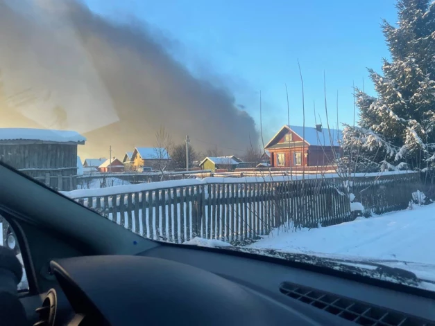 Nejas iedzīvotāji fiksē dūmus, kas paceļas virs militārā objekta, kur atrodas Krievijas Aizsardzības ministrijas GRAU 100. arsenāls.
