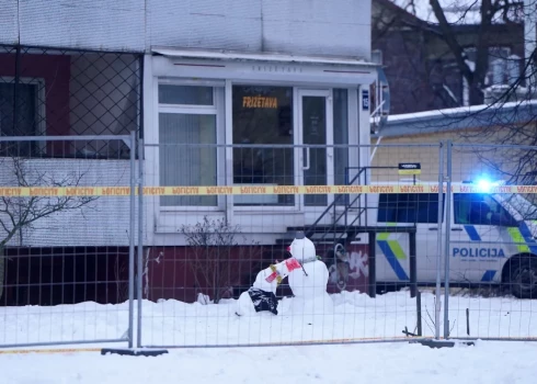 50 жильцов пострадавшего от взрыва газа дома в Риге на ул. Баускас, 50 подали заявки на получение кризисного пособия, еще семеро - заявки на временное жилье.