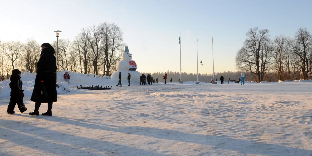 Ziemas laikapstākļi Latvijā rada izaicinājumus uz ceļiem.