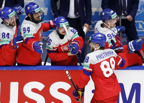 Davids Pastrņāks (svin gūtos vārtus ar komandas biedriem) vedīs čehus uz priekšu Milānā.