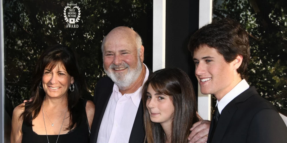 Роб Райнер с женой и детьми в 2010 году.