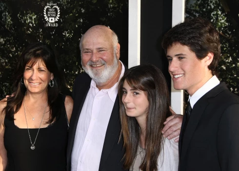 Роб Райнер с женой и детьми в 2010 году.