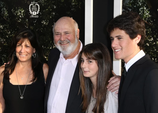 Приговоренный к смертной казни получил письма от убитых Роба Райнера и его жены. Как это возможно?