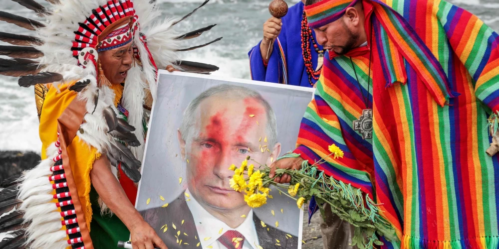 Šamaņi un dziednieki veic Jaungada rituālus ar Krievijas diktatora Vladimira Putina bildi.