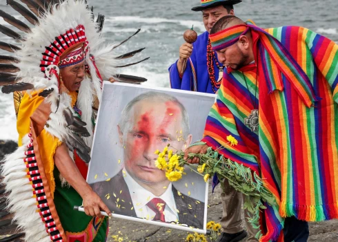 Šamaņi un dziednieki veic Jaungada rituālus ar Krievijas diktatora Vladimira Putina bildi.