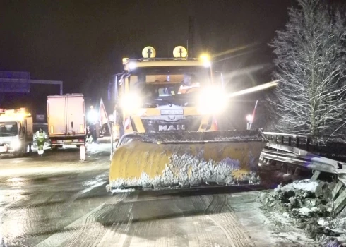 Sniegs un aukstums paralizējis satiksmi Eiropā.