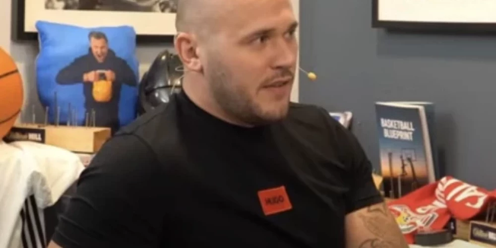 Roberts Rāviņš ir pretrunīgi vērtētās biedrības "Es Tev palīdzēšu" vadītājs. Biedrību vairāki iedzīvotāji vainoja par to, ka tā iedzīvojusies turībā uz cilvēku nelaimes. 2025. gada 7. novembrī tika uzsākts biedrības likvidācijas process.