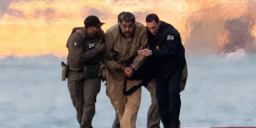 Американцы ведут арестованного Мадуро.