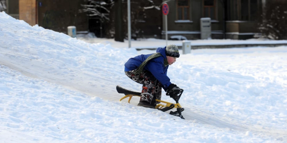 Šā gada pirmajās četrās līdz piecās janvāra dienās reģistrētas jau 47 ar ragaviņām saistītas traumas, kamēr pērn kopējais šādu traumu skaits bija 61.