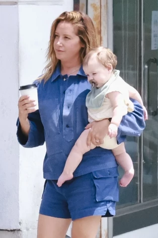 Ešlija ar jaunāko meitu 2025. gada maijā.