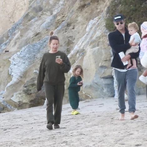 Ešlija Tisdeila ar vīru un abām meitām 2025. gada novembrī Malibu.