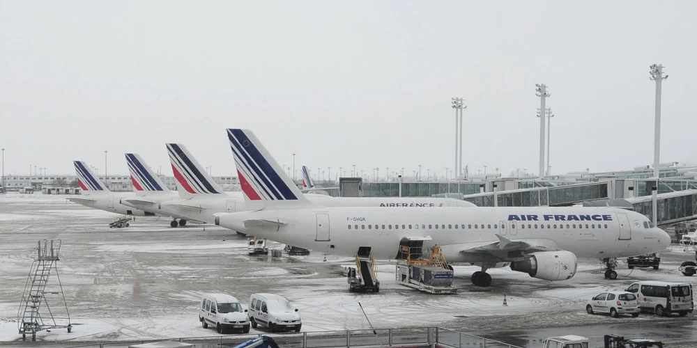 Spēcīgas snigšanas dēļ trešdien divās lielākajās Parīzes lidostās gaidāma daudzu avioreisu atcelšana.