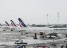 Ceļotāju ievērībai! Rīt Parīzes lidostās atcels daudzus avioreisus