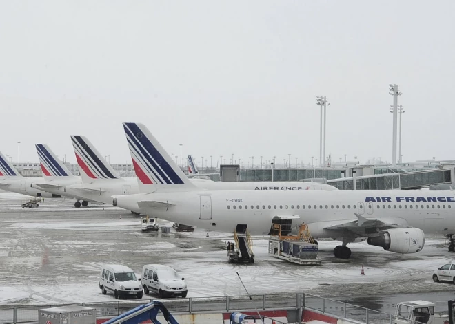 Ceļotāju ievērībai! Rīt Parīzes lidostās atcels daudzus avioreisus