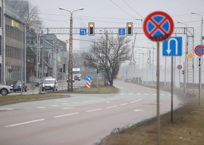 В Риге на одном из самых загруженных перекрестков уже давно не работает светофор - почему его нельзя починить?