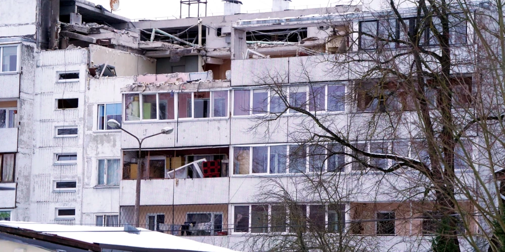 Daudzdzīvokļu ēka Bauskas ielā 15, kurā gāzes sprādziena dēļ daļēji sagruvis jumts un daļa piektā stāva.