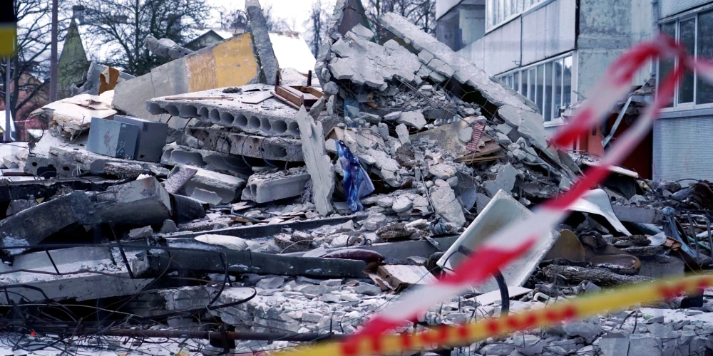 Последствия взрыва в доме в Торнякалнсе.