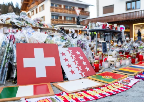 Piemiņas vieta pie "Le Constellation" bāra, kur liesmās gāja bojā 40 cilvēki (foto: Scanpix / EPA)