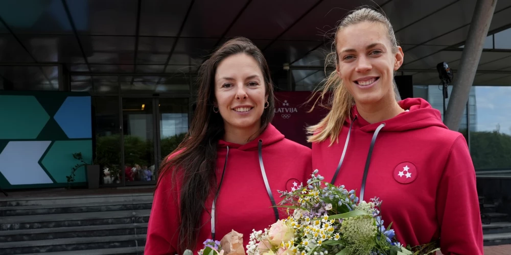 Pludmales volejbolistes Anastasija Samoilova (pa kreisi) un Tīna Laura Graudiņa svinīgajā sagaidīšanas ceremonijā Rīgas lidostā, atgriežoties no 2024. gada vasaras olimpiskajām spēlēm Parīzē.