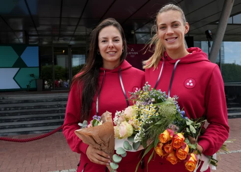 Pludmales volejbolistes Anastasija Samoilova (pa kreisi) un Tīna Laura Graudiņa svinīgajā sagaidīšanas ceremonijā Rīgas lidostā, atgriežoties no 2024. gada vasaras olimpiskajām spēlēm Parīzē.