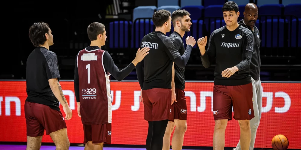 Trapani "Shark" spēlētāji, kuri bija gatavi iziet laukumā. 