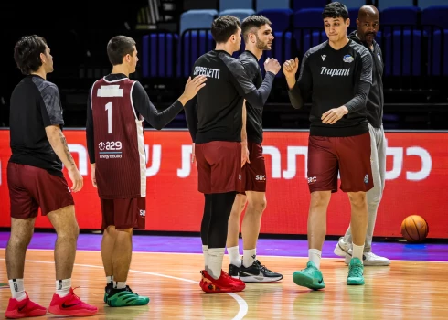 Trapani "Shark" spēlētāji, kuri bija gatavi iziet laukumā.