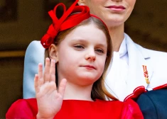 Nejaušība vai vēstījums? Kāpēc Monako princeses Gabrielas pirmais 2026. gada tēls ir rubīnsarkans