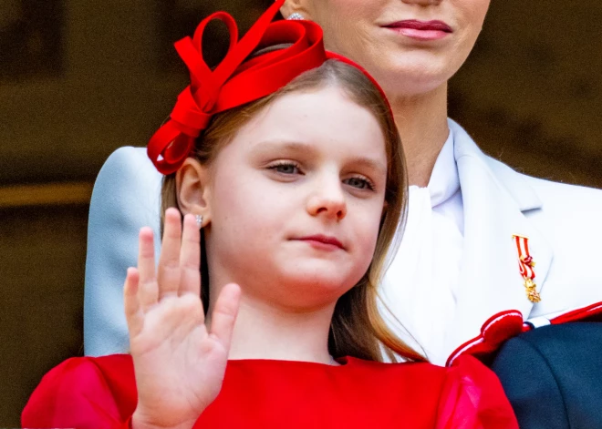 Nejaušība vai vēstījums? Kāpēc Monako princeses Gabrielas pirmais 2026. gada tēls ir rubīnsarkans