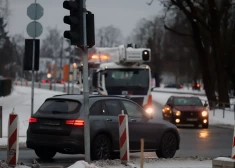 Rīgā nestrādā vairāki luksofori: kāds ir iemesls un vai visi zina – kā šādos krustojumos braukt?
