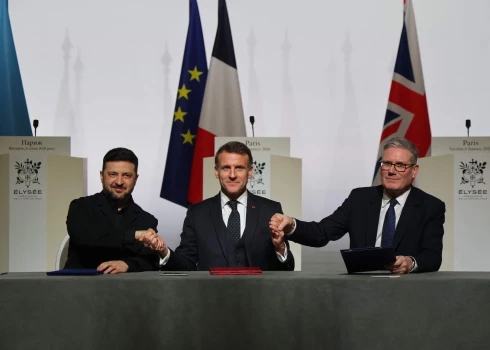 Ukrainas prezidents Volodimirs Zelenskis, Francijas prezidents Emanuels Makrons un Lielbritānijas premjerministrs Kīrs Stārmers